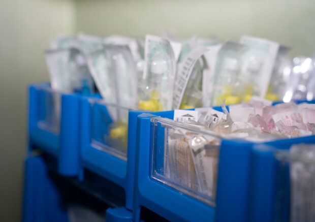 Grafika przedstawiająca sprzęt weterynaryjny: igły, strzykawki itp.